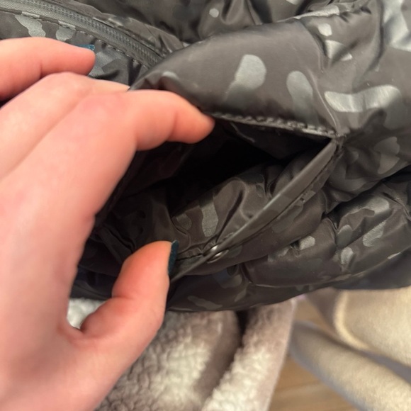 Go Dash Dot Black Quilted Camo Duffel Gym Bag Travel Tote w/ Removable Pouch - Picture 7 of 11